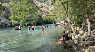 Yüksekova'daki Avaşin Deresi, Yaz Sıcaklarında Ferahlatıyor