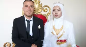 İstanbul'da Tanışıp Yüksekova'da Evlendiler