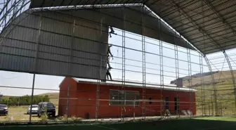 Akyaka'da Kapalı Halı Saha Yenileniyor