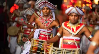 Sri Lanka'da Esala Perahera Festivali Coşkuyla Kutlandı
