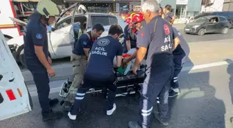 Avcılar'da Kuru Ağaç Otomobile Devrildi