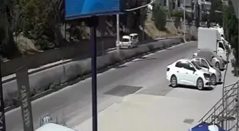 Elazığ'da Otomobil ve Hafif Ticari Araç Çarpıştı