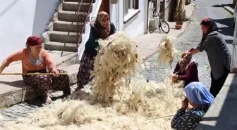 Amasya'da Kadınlar İmece Usulü Yün Yatakları Havalandırıyor