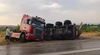Bursa'da Kum Yüklü TIR Devrildi, Sürücü Yaralandı