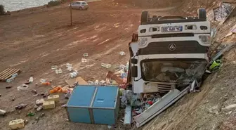 Balıkesir'de Market Kamyonu Şarampole Devrildi