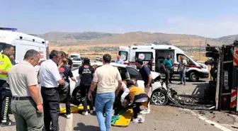 Muş'ta Kamyon ile Otomobil Çarpıştı: 6 Yaralı