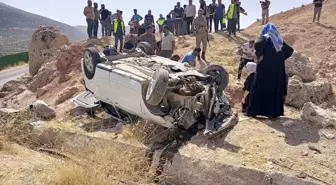 Siirt'te Ticari Araç Şarampole Devrildi: 7 Yaralı