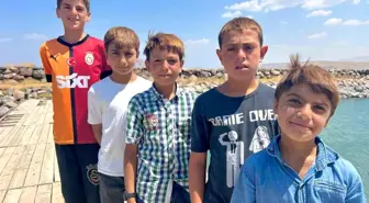 Van Gölü'nde Yüzen Çocukların Saç Renkleri Sarıya Dönüyor