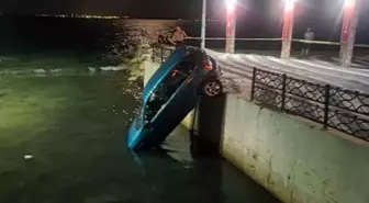 Tekirdağ'da Direksiyon Hatası: Araç Su Kanalına Düşmek Üzere Asılı Kaldı