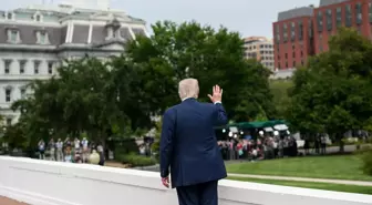 Trump Beyaz Saray'ın Çatısında Yürüyüş Yaptı