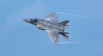 Japonya'da savaş uçağı okyanusa düştü, pilot kendini fırlatarak kurtuldu