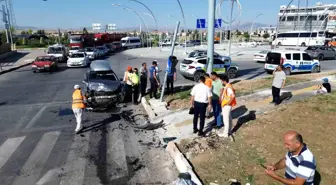 Karaman'da VİP Minibüs ile Otomobil Çarpıştı: 8 Yaralı