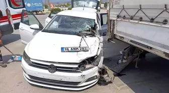 Bursa'da Otomobilin Tıra Çarpması Sonucu Bir Sürücü Ağır Yaralandı