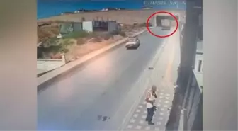 İnegöl'de Kum Yüklü Kamyon Devrildi, Sürücü Yaralandı