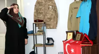 Şehitlerin Eşyalarına Gönüllü Olarak Sahip Çıkıyor