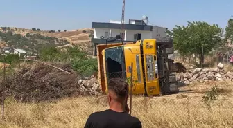 Siirt'te Hafriyat Kamyonu Devrildi: 3 Yaralı