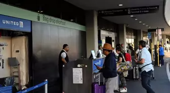 United Airlines'ta sistem arızası krizi! Yüzlerce uçuş gecikti, yolcular uçaktan indirildi
