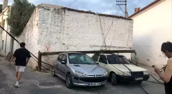 Menteşe'de Ahşap Telefon Direği İki Araç Üzerine Devrildi