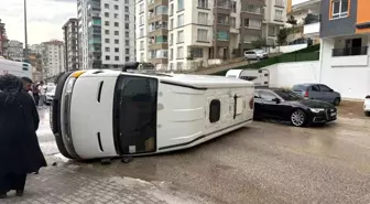 Ankara'da Yağmur Nedeniyle Minibüs Devrildi