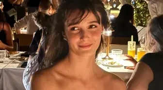 Büşra Develi'nin Şıklığı Dikkat Çekiyor