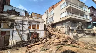 Tekirdağ'da Çökme Tehlikesi Oluşturan Metruk Bina Kontrollü Şekilde Yıkıldı