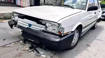 Ankara'da Minibüs Park Halindeki Araçlara Çarptı