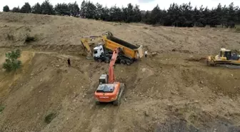 Gaziosmanpaşa'da İnşaat Alanında Toprak Kayması: Hafriyat Kamyonu Devrildi