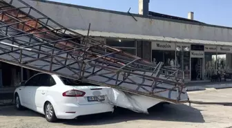 Balıkesir'de Fırtına, Park Halindeki Araçların Üzerine Reklam Tabelası Devrildi