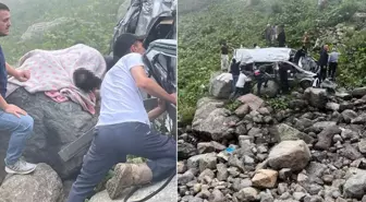Turistleri taşıyan minibüs uçuruma yuvarlandı! Dere yatağında can pazarı