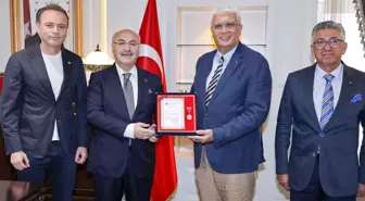 Vali Köşger'den TSKGV'ye bağış yapanlara teşekkür plaketi