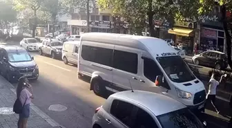 Yol Vermeme Tartışması Sonrası Motosikletli Sürücü Minibüse Nacakla Saldırdı