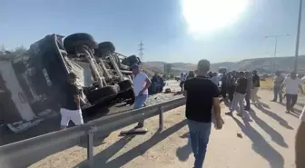 Beton Mikseri Otomobilin Üzerine Devrildi: 6 Yaralı