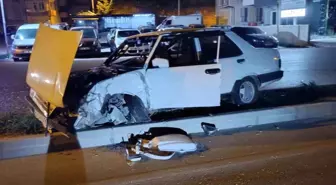 Alkollü Sürücü Elektrik Direğine Çarptı, 1 Yaralı