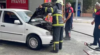 Erzincan'da Seyir Halindeyken Alev Alan Otomobil Kül Olmaktan Kurtarıldı