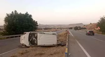 Beypazarı'nda Lastiği Patlayan Otomobil Takla Attı, 2 Yaralı