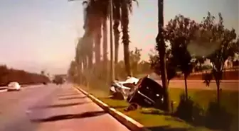 Antalya'da Hafif Ticari Araç Kazası: Sivil Polis Aracına Çarptı