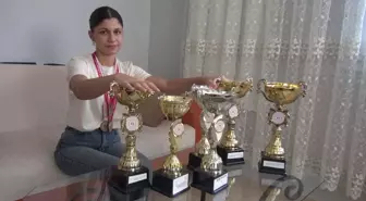 Hayallerinin Peşinden Koşan Ayşe Seçmen: Sokaklarda Antrenman Yapıyor