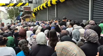 Mağaza açılışında 'indirim' izdihamı: Kepenkler yumruklandı, vatandaşlar ezilme tehlikesi geçirdi