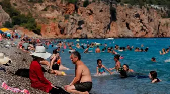 Antalya'da 33 dereceyi bulan deniz suyu sıcaklığı birçok kenti geride bıraktı