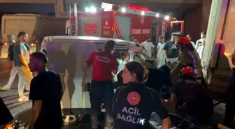 Alkollü Sürücü Park Halindeki Kamyonete Çarptı: 3 Yaralı