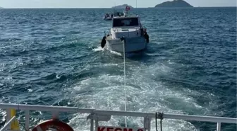 İstanbul Boğazı'nda Sürüklenen Tekne Kurtarıldı