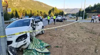 Burdur'da Kavşakta Otomobil Kazası: 1'i Ağır 2 Yaralı