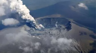 Japonya'da Shinmoedake Yanardağı Patladı