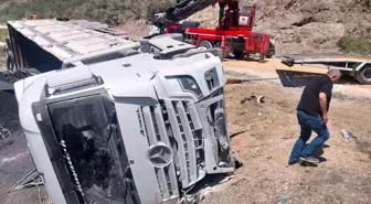 Mudurnu'da Tır Devrildi, Kömürler Yola Saçıldı