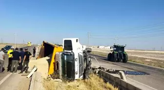 Konya'da Kum Yüklü Kamyonun Devrilmesi Sonucu 1 Kişi Yaralandı