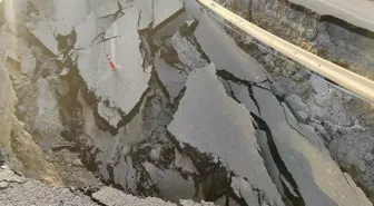 Kuşadası'nda Tarlada Kazı Yapılırken Yol Çöktü