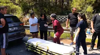Manavgat'ta Motosiklet ve Otomobil Çarpıştı, 2 Yaralı