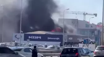 Pendik’te Yangın; Sıfır Araç Bayisinde Hasar Oluştu