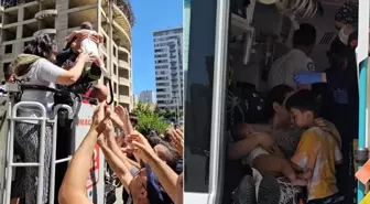 14 katlı binada yangın! Çocuklarına kavuşanlar gözyaşlarına boğuldu