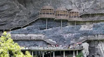 Çin'de Uçurumun Üzerinde Benzersiz Bir Kitapçı Açıldı